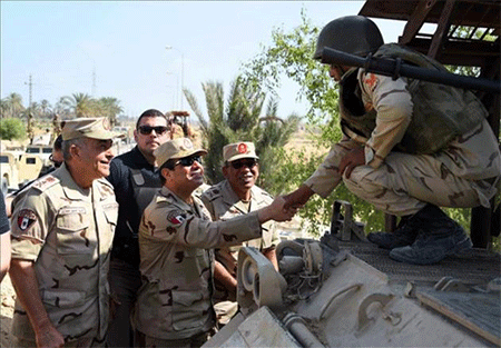 Al Sisi saluda a un soldado de las tropas en el norte del Sinaí Visita sorpresa a las tropas egipcias en el norte del Sinaí